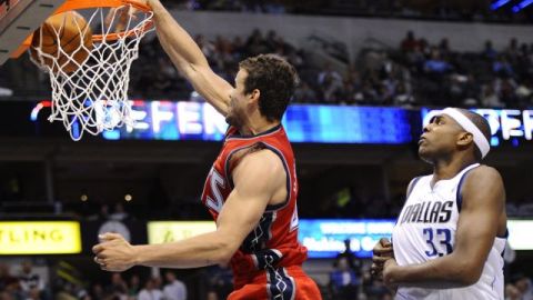 El jugador Kris Humphries (i) de New Jersey Nets encesta delante de Brendan Haywood (d) de Dallas Mavericks