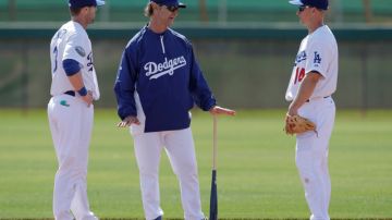Mattingly (centro) imparte instrucciones a Mark Ellis (der.) y Adam Kennedy, ayer, previo a las   primeras prácticas de los Dodgers.