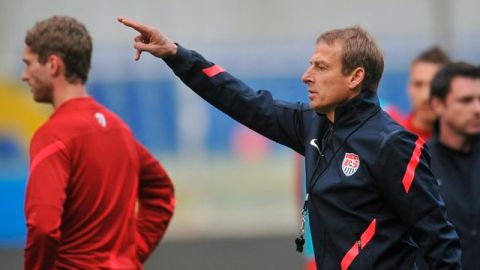 El técnico de Estados Unidos, Jurgen Klinsmann, da indicaciones a su equipo para el choque de hoy ante una potencia mundial: Italia.