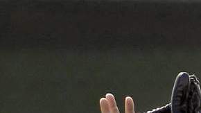 Cruz se dispone a atrapar un globo  en las prácticas de ayer.