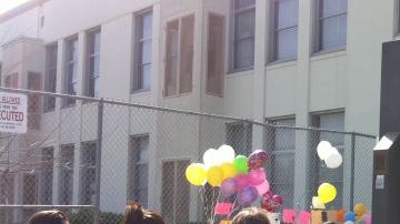 Estudiantes y familiares visitan el altar de la escuela Willard donde estudiaba Joanna Ramos