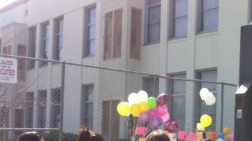 Estudiantes y familiares visitan el altar de la escuela Willard donde estudiaba Joanna Ramos