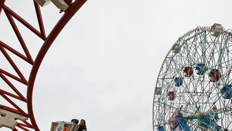 Visitantes difrutan de las atracciones del Luna Park en Coney Island, Brooklyn.