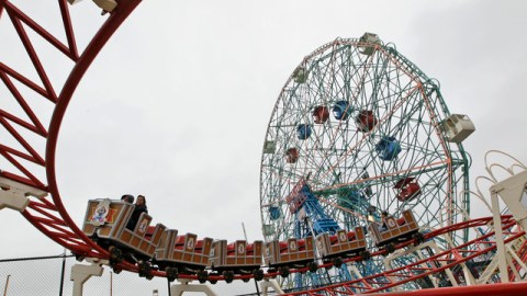 Visitantes difrutan de las atracciones del Luna Park en Coney Island, Brooklyn.