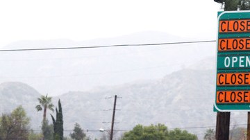 Un cartel advierte sobre el cierre de varias rutas en las montañas de San Gabriel donde se esperaba nieve y hielo.