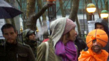 Manifestantes marchan por la calle 42 de Manhattan.