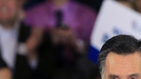 Mitt Romney saluda al público en Novi, Michigan.