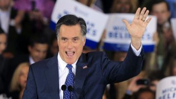 Mitt Romney saluda al público en Novi, Michigan.