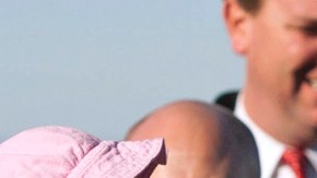 El presidente Barack Obama sostiene a una bebé  de dos meses  a su arribo a Air Force One en Mesa, Arizona, en enero.