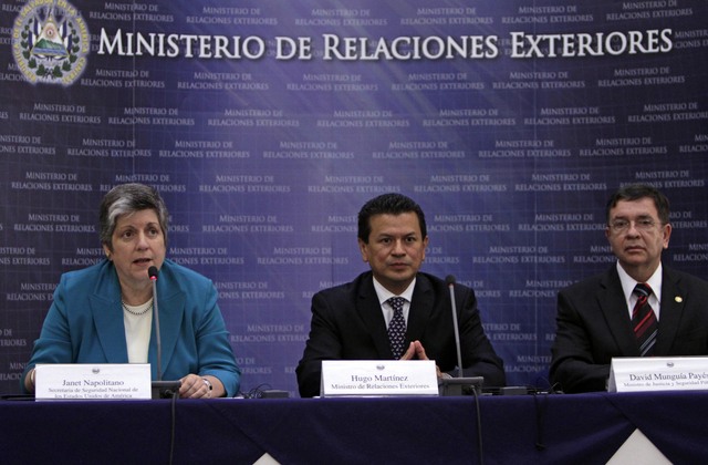 Janet Napolitano,  junto al ministro de relaciones exteriors (centro) de El Salvador Hugo Martinez  y el de justicia  David Munguia.