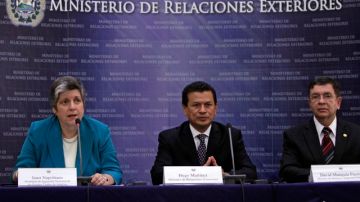 Janet Napolitano,  junto al ministro de relaciones exteriors (centro) de El Salvador Hugo Martinez  y el de justicia  David Munguia.