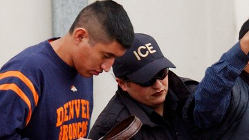 Una propuesta de ley en Florida busca no solo castigar a localidades "santuario" sino cobrarle a los inmigrantes por los días que pasen detenidos esperando por ICE (Foto: archivo)