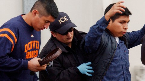 Una propuesta de ley en Florida busca no solo castigar a localidades "santuario" sino cobrarle a los inmigrantes por los días que pasen detenidos esperando por ICE (Foto: archivo)