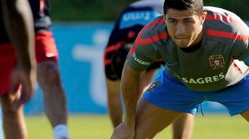 Cristiano Ronaldo se estira en la práctica de ayer de su selección en Vila Nova de Gaia Portugal para el juego contra  Dinamarca.