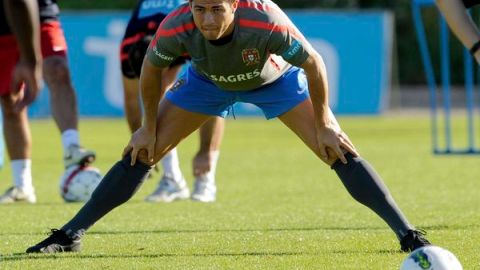Cristiano Ronaldo se estira en la práctica de ayer de su selección en Vila Nova de Gaia Portugal para el juego contra  Dinamarca.