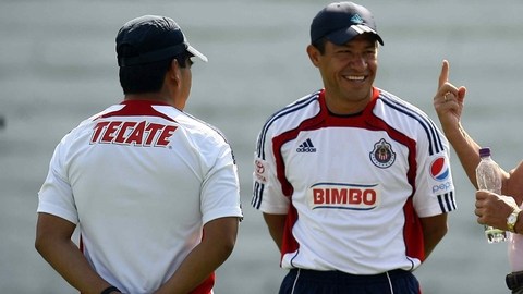 Ignacio Ambriz (centro), entrenador de Chivas de Guadalajara, escucha a Johan Cruyff (der.), flamante asesor especial del Rebaño.