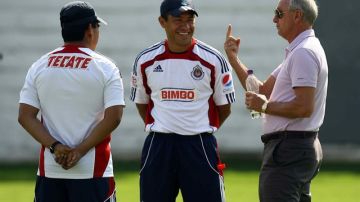 Ignacio Ambriz (centro), entrenador de Chivas de Guadalajara, escucha a Johan Cruyff (der.), flamante asesor especial del Rebaño.