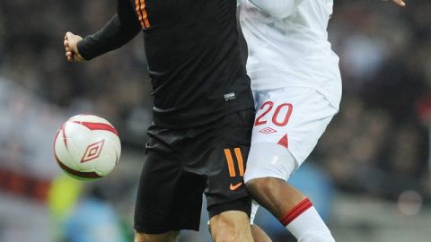 Daniel Sturridge (der.) trata de estorbar a Arjen Robben.