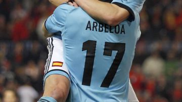 Roberto Soldado y Álvaro Arbeloa celebran el cuarto gol del combinado español sobre la vinotinto en la cancha del Estadio de La Rosaleda.