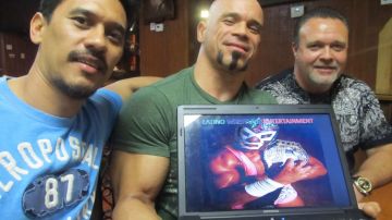 Miembros de la LWE: André Álvarez (izq.), promotor, con el luchador Shawn Hernández (centro) y Joe Forester, otro de los representantes de la LWE.