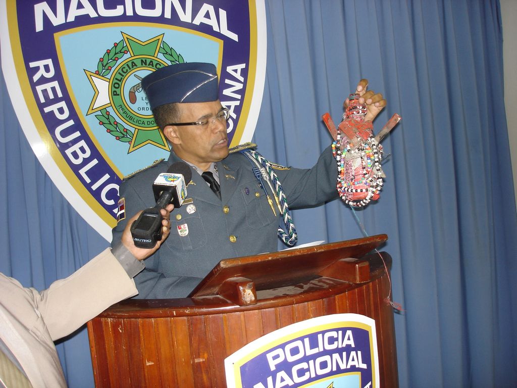 El vocero de la Policía en el Cibao, Lorenzo Morillo, mostró los objetos.