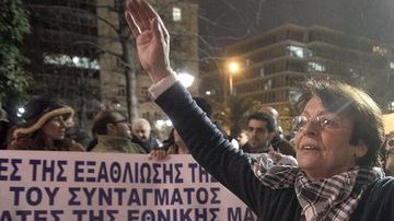Miles de anifestantes griegos protestan en la Plaza Sintagma ayer, en Atenas, Grecia.