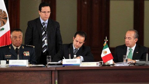 El presidente Calderón (der) en   la sesión del Consejo Nacional de Seguridad Pública en el Palacio Nacional.