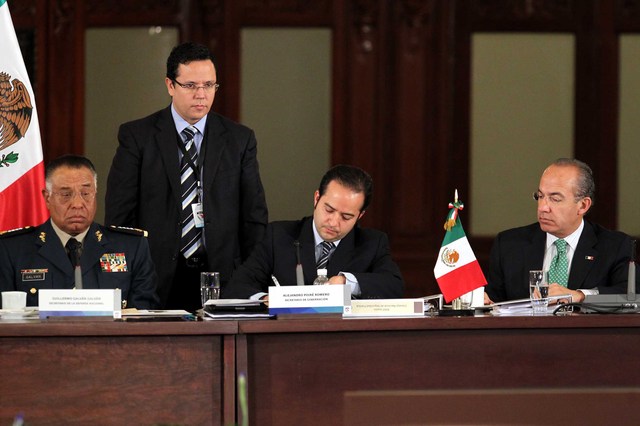 El presidente Calderón (der) en   la sesión del Consejo Nacional de Seguridad Pública en el Palacio Nacional.