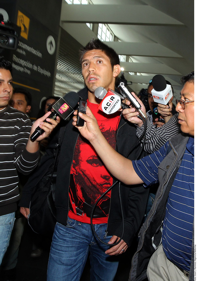 Oribe Peralta es rodeado por reporteros a quienes confesó: 'Nos  dijeron que no diéramos entrevistas cuando llegáramos'.