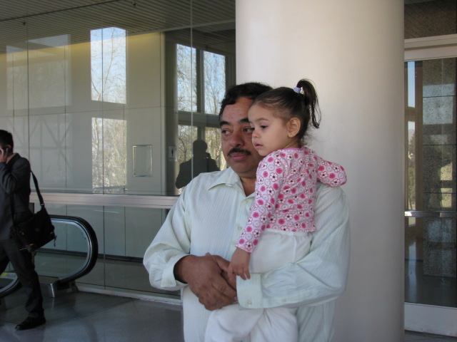 Gerardo, esposo de Blanca, viajó a Tijuana. La pequeña Sofía no pudo ver a su madre porque no tiene pasaporte.