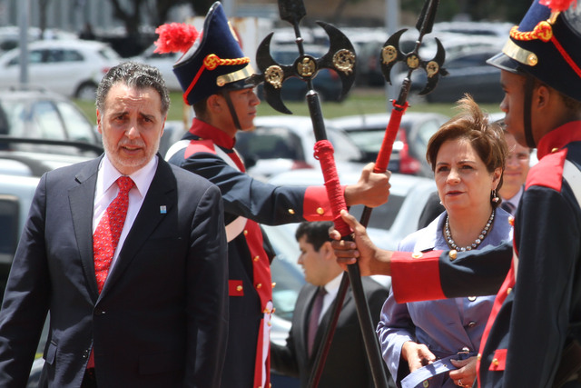 La canciller mexicana Patricia Espinoza y el secretario de Economía, Bruno Ferrari, a su llegada a Brasil.
