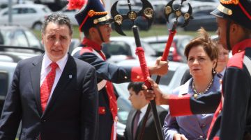 La canciller mexicana Patricia Espinoza y el secretario de Economía, Bruno Ferrari, a su llegada a Brasil.