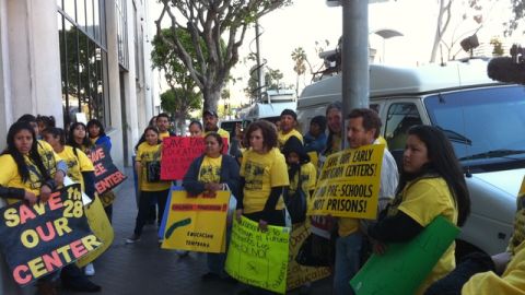 Padres de familia y maestros protestaron contra los recortes a los programas de educación preescolar que perjudica a muchos niños del condado.