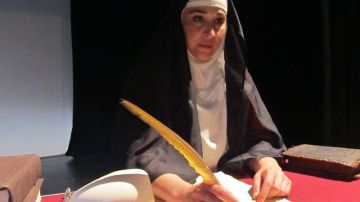La actriz y escritora Ángeles Romero interpreta a Sor Juana Inés de la Cruz en una obra que se presentará en Talento Bilingüe de Houston.