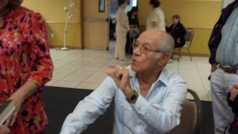Juan Agosto Alicea promueve su libro “Crisis: Al borde de la quiebra”.