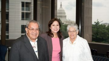 Don Raúl Sánchez Solís en esta foto familiar junto a su hija Hilda L. y su esposa Juana.