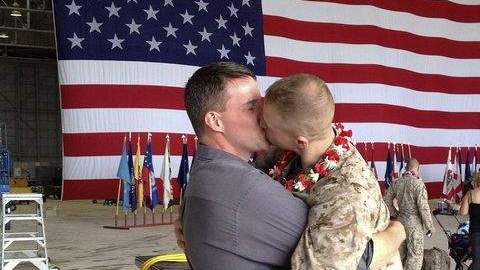 El sargento Brandon Morgan es recibido con un beso y un abrazo por su pareja Dalan Wells a su llegada de Afganistán.
