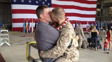 El sargento Brandon Morgan es recibido con un beso y un abrazo por su pareja Dalan Wells a su llegada de Afganistán.