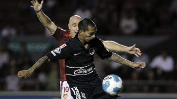Edgar Castillo (frente) de Xolos de Tijuana durante la jornada 9 del Torneo Clausura 2012.