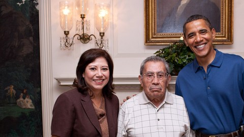 Don Raúl Sánchez Solís, centro, con su hija, la Secretaria de Trabajo  Hilda Solís y el presidente Barack Obama.