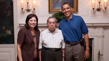 Don Raúl Sánchez Solís, centro, con su hija, la Secretaria de Trabajo  Hilda Solís y el presidente Barack Obama.