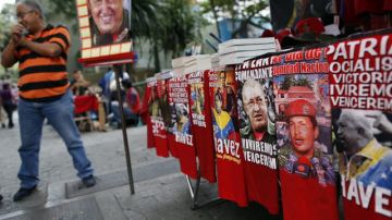 Ropa y artículos de artesanía y decoración con la imagen del presidente venezolano, Hugo Chávez.