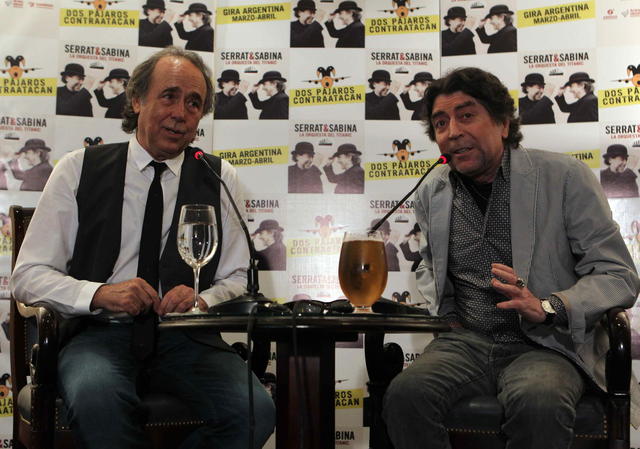 Joan Manuel Serrat (izq.) y Joaquín Sabina hablan en Buenos Aires de su disco, su música y la gira 'Dos pájaros contraatacan' que comenzarán el lunes.