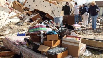 Residentes de Henryville, Indiana, tratan de recuperar sus pertenencias después de que un tornado tocara tierra.