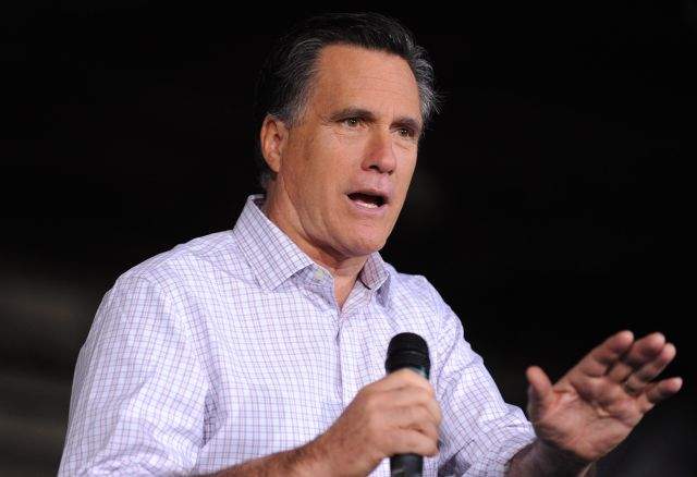 El exgobernador de Massachusetts Mitt Romney habla a sus seguidores en una reunión en la alcaldía de Dayton, Ohio.
