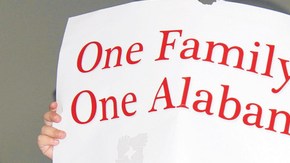 Dos niños sostienen unos carteles durante un mitín el  lunes 21 de noviembre de 2011, en Birmingham, Alabama,  para exigir la revocación de la ley HB56 que criminaliza a los inmigrantes indocumentados en Alabama.