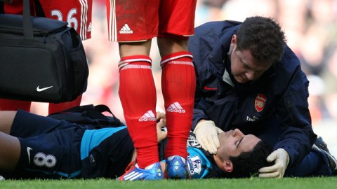 El español del Arsenal, Mikel Arteta, queda conmocionado tras un choque con el jugador del Liverpool, Jordan Henderson, en el juego de ayer. Arteta se recuperó del golpe en un hospital.