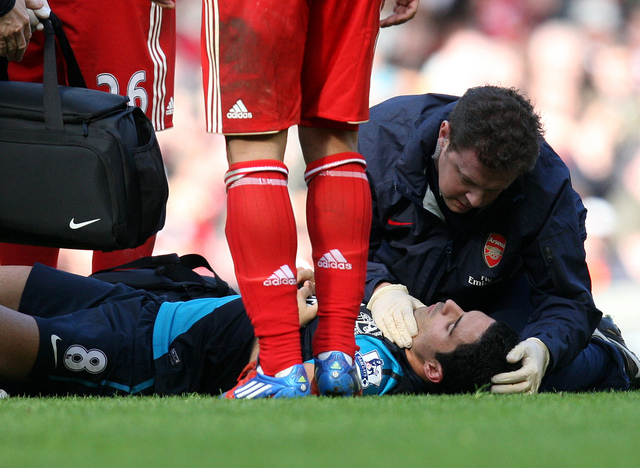 El español del Arsenal, Mikel Arteta, queda conmocionado tras un choque con el  jugador del Liverpool, Jordan Henderson, en el juego de ayer. Arteta se recuperó del golpe en un hospital.