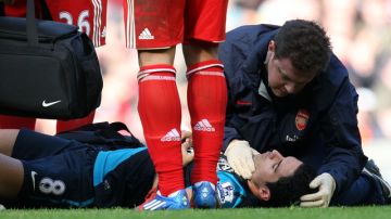 El español del Arsenal, Mikel Arteta, queda conmocionado tras un choque con el  jugador del Liverpool, Jordan Henderson, en el juego de ayer. Arteta se recuperó del golpe en un hospital.