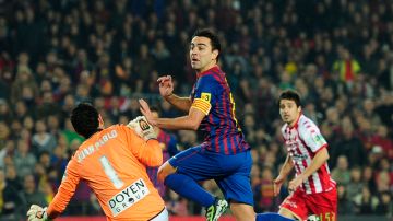 Xavi Hernández se adelanta al portero del Sporting de Gijón para  anotar el gol que le dio el triunfo al Barcelona en el Camp Nou.